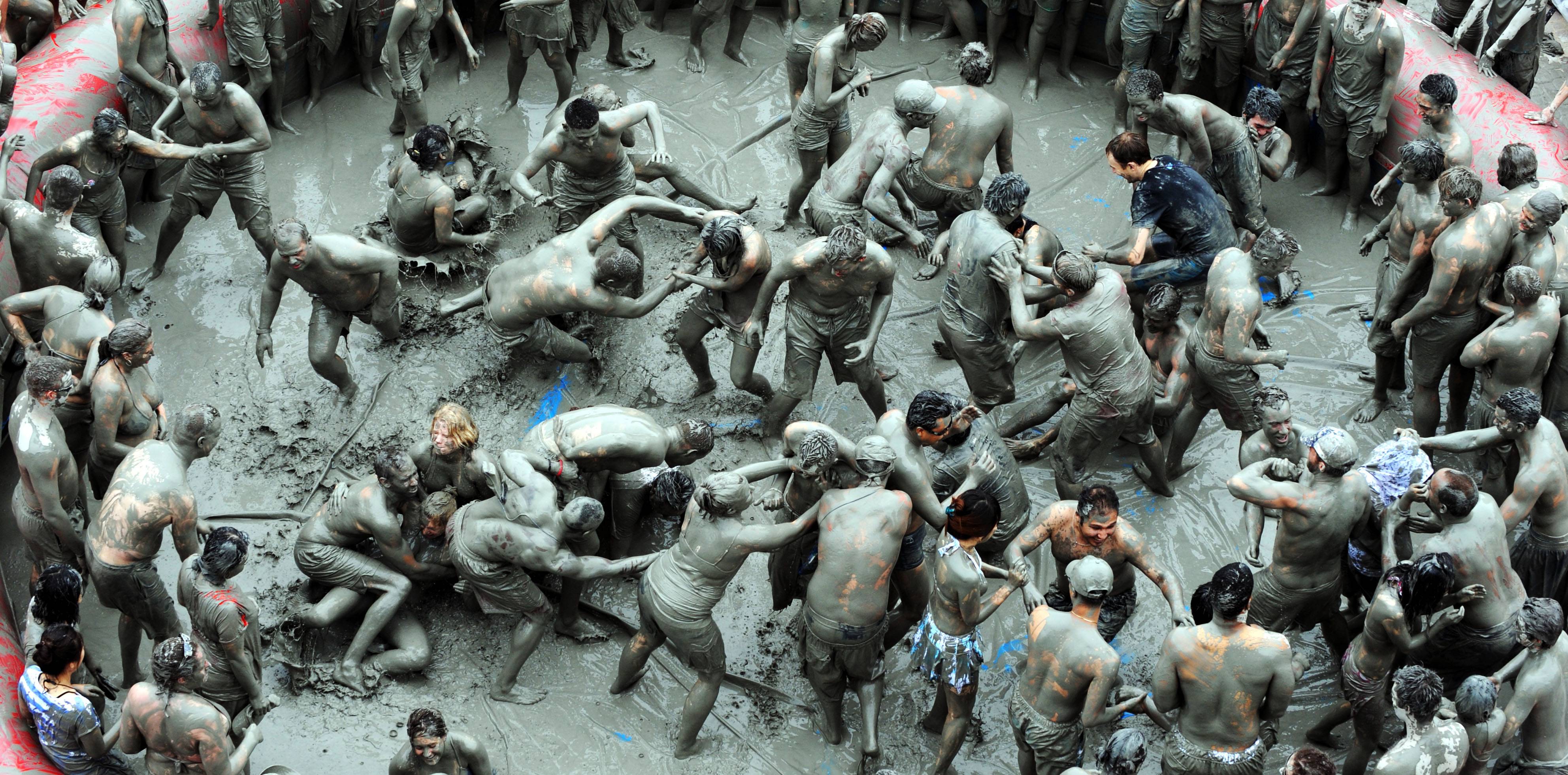 Lễ hội tắm bùn tại bãi biển Daecheon, tỉnh Chungcheongnam.
