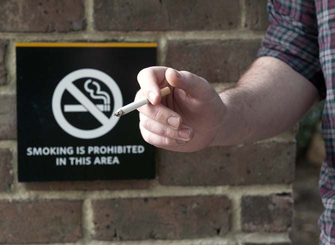 Không nên hút thuốc tại nơi công cộng ở Mỹ